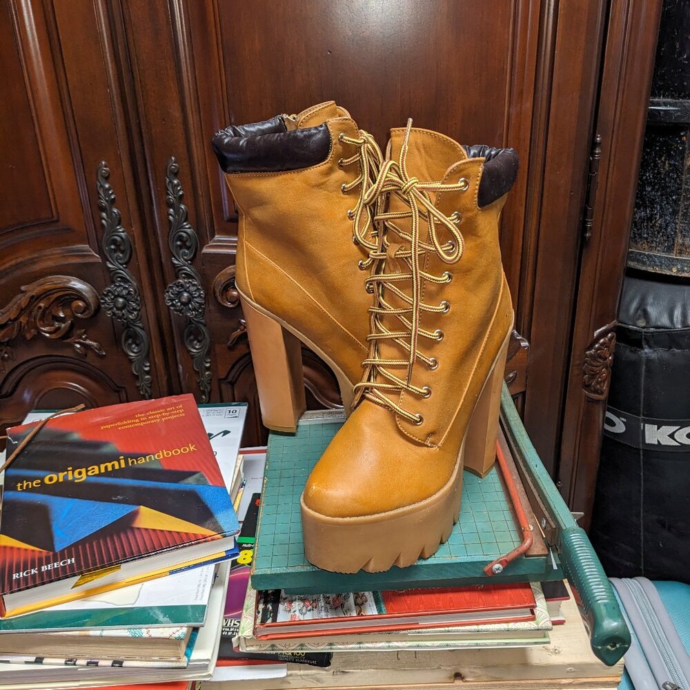 Bumper Rocker10 Boot in Wheat (Exclusive) Women Size 10